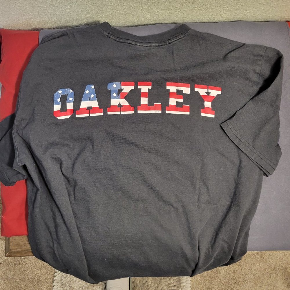 OAKLEY BLACK TSHIRT WITH RED WHITE AND BLUE STARS ABS STRIPES OAKLEY LOGO DESIGN - Picture 3 of 6